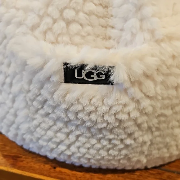 Cozy UGG White Sherpa Pillow With Pocket - Picture 2 of 5